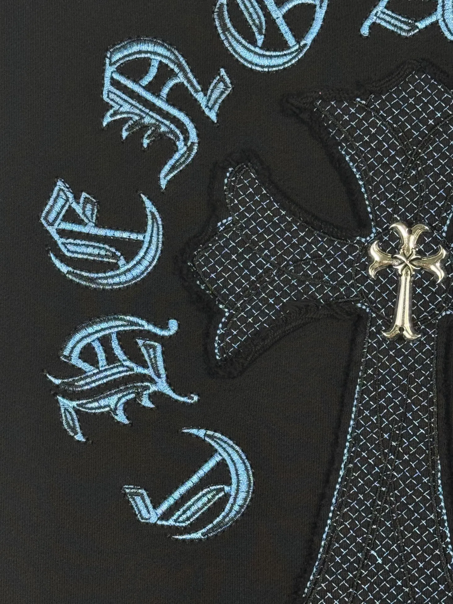 P260 top version, real shot without P, ​​different from market currency) 𝗖𝗵𝗿𝗼𝗺𝗲 𝗛𝗲𝗮𝗿𝘁𝘀/Cro Heart 2025 denim patch embroidery autumn and winter new original single counter American laser burnt 3D three-dimensional color embroidery couple casual sweatshirt 👑The highest version! Customized fabric 430g tripe terry fabric! American acid washed distressed original denim with burnt flowers ✟appliqué embroidery and exquisite embroidery of letters! The best-selling model in the counter, very comfortable to wear. Accessories: original molded and authenticated collar label➕100% silk wash label. Genuine purchase-grade original hangtag➕matching hanging rope➕3D hanging beads➕original packaging bag. Craftsmanship: The original version has consistent wiring! The highest version of the armhole matching technique! Color: White Black Size: S M L XL Style No.: 9330